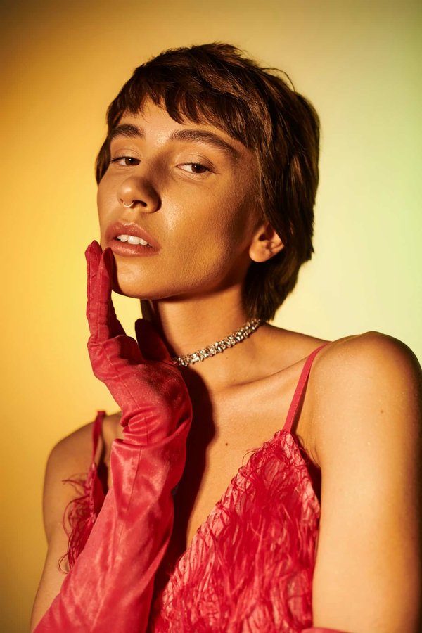 Comment associer des robes en velours avec des accessoires en perles pour une soirée d'élégance?