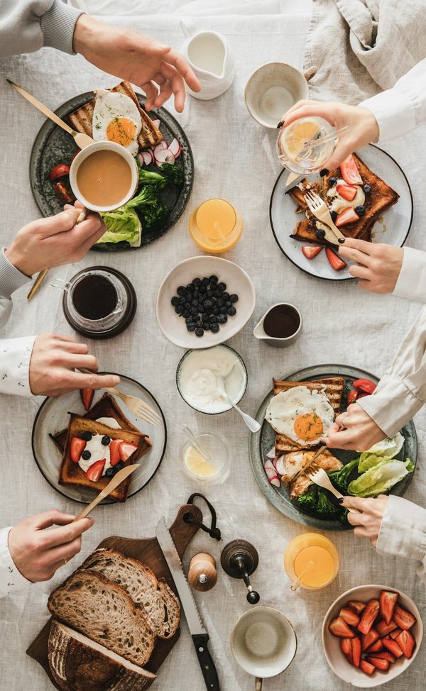 Comment organiser un brunch dominical avec des recettes faciles et saines?