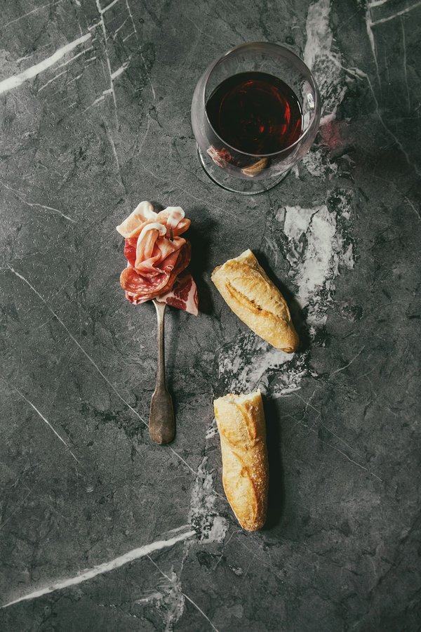 Quels conseils pour assortir des chaussures plates à une tenue de bureau sans perdre en élégance?